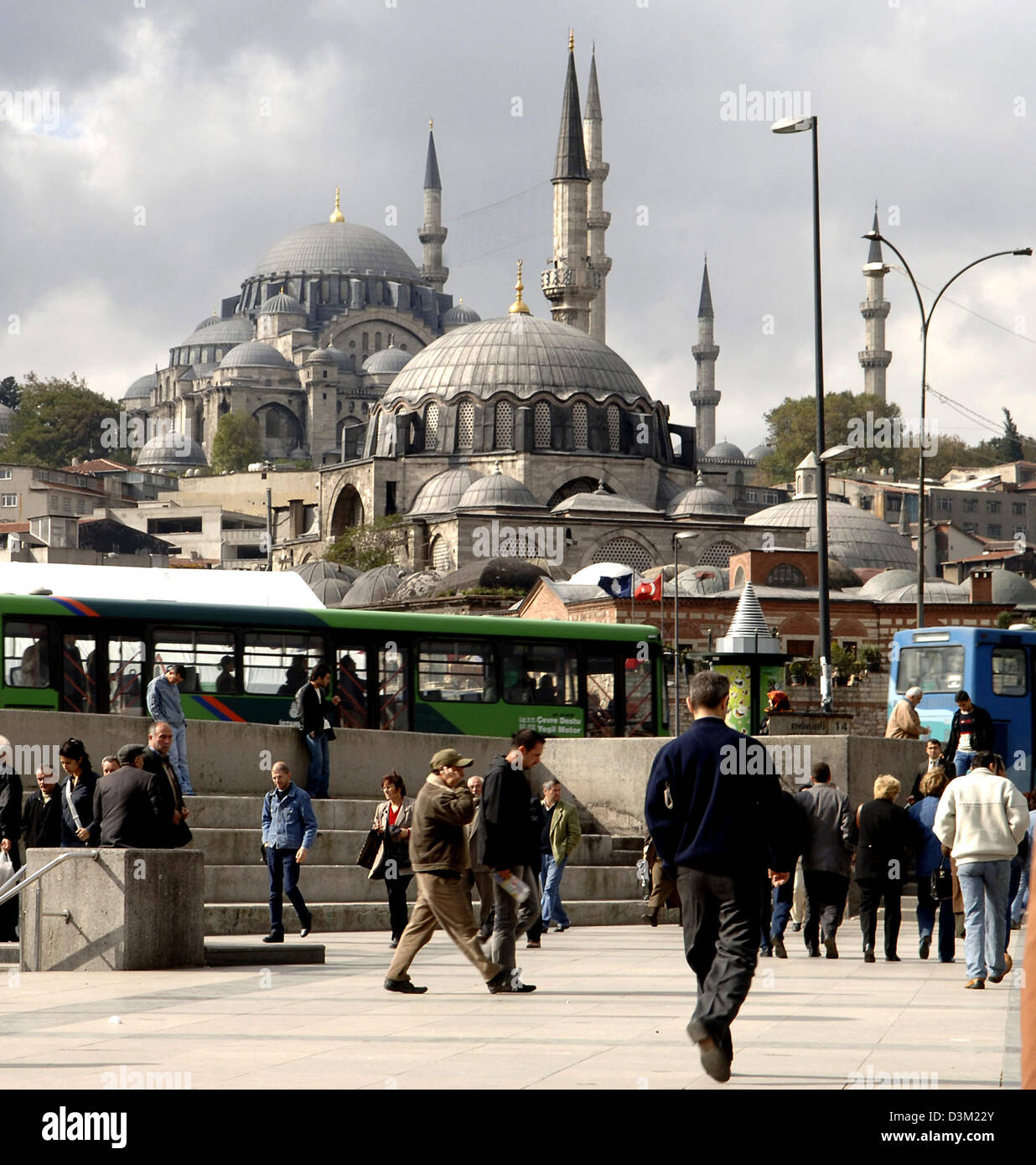 (Afp) - l'image montre la mosquée de Soliman à la Corne d'or dans le district d'Eminönü Istanbul, Turquie, 19 octobre 2005. Photo : Achim Scheidemann Banque D'Images