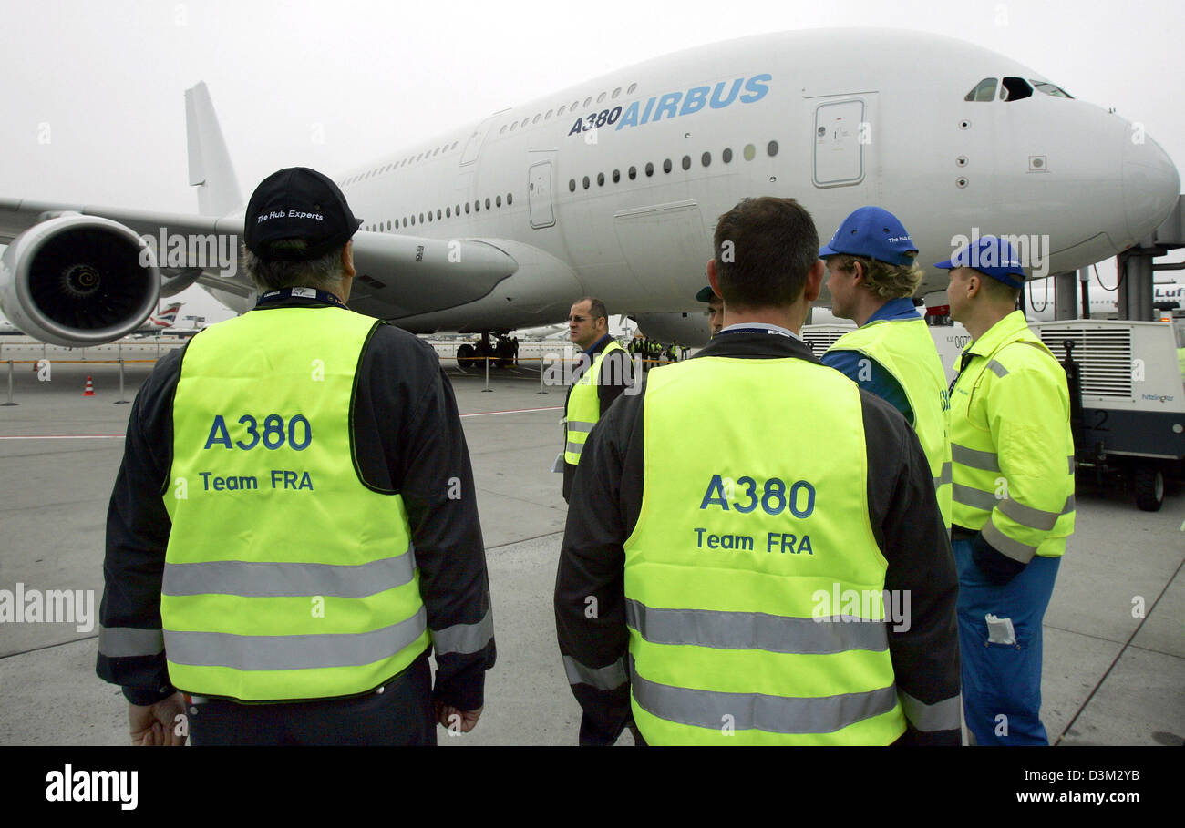 (Afp) - La photo montre les membres du personnel de l'aéroport en face de l'Airbus A380 à l'aéroport de Francfort, en Allemagne, le samedi 29 octobre 2005. La visite de l'avion géant à Francfort est le premier à l'atterrissage à un aéroport de transit international. L'avion a touché le sol facilement à Francfort 90 minutes après son décollage à Toulouse. Vivement 5000 visiteurs ont suivi la premiere. L'envoi de Banque D'Images