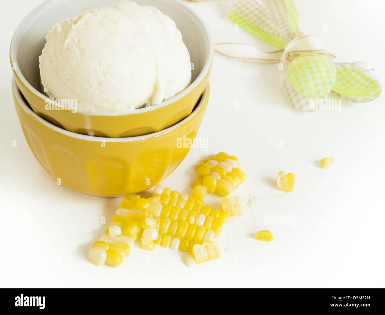 Olathe gastronomique gelato maïs doux sur fond blanc. Banque D'Images