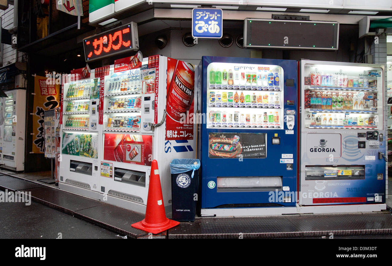 (Afp) - Des distributeurs automatiques à l'angle d'une rue à Tokyo, Japon, 10 octobre 2005. Il y a actuellement autour de 6 millions de distributeurs automatiques au Japon. Photo : Gero Breloer Banque D'Images