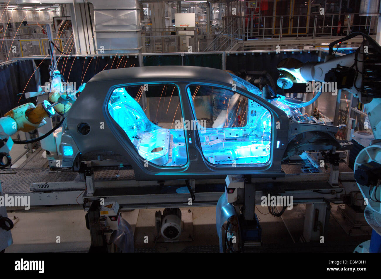 (Afp) - Les Robots au travail montage de la nouvelle cinquième génération de Golf de Volkswagen (VW) à l'usine de production à VW Wolfsburg, Allemagne, 21 septembre 2005. La VW Golf V, qui dispose de différents moteurs de 75 à 250 chevaux, est sur le marché depuis octobre 2003. Photo : Holger Hollemann Banque D'Images