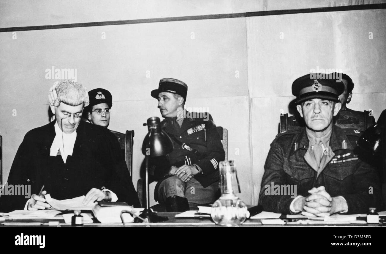 (Dpa) (Fichier) - La photo montre le président de la cour militaire britannique, le Major-général H.P.M. Berney-Ficklin (L) et le juge-avocat général C.L. Stirling (L) lors de l'ouverture de la soi-disant Procès Belsen à la cour britannique de Lueneburg, Allemagne, le 17 novembre 1945. Le directeur du camp et les gardiens étaient en procès pour la mort de plus de 50 000 au camp de concentration de Bergen-Belsen pris Banque D'Images