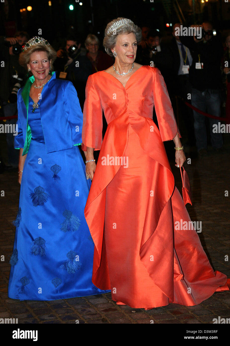 (Afp) - La Reine Anne-Marie de Grèce (L) et la Princesse Benedikte du Danemark arrive à l'occasion du couple royal de Norvège visite d'État au Théâtre Royal de Copenhague, Danemark, le lundi 7 novembre 2005. (Pays-bas) Photo : Albert Nieboer Banque D'Images