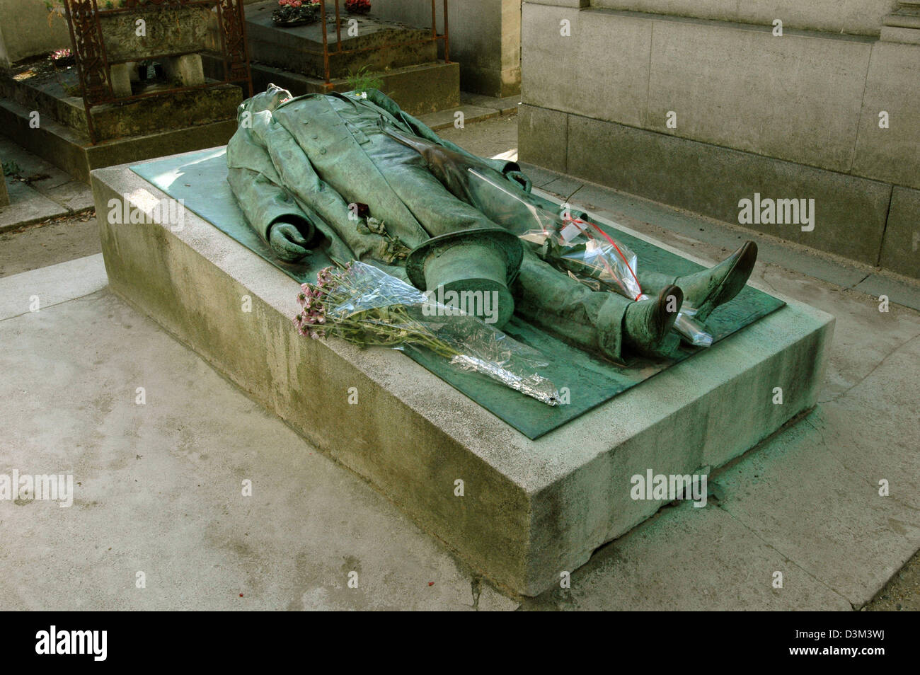 (Afp) - La tombe du journaliste français Victor Noir (Yvan Salmon, né le 30 juillet 1848 dans Attingy) qui a été tué le 10 janvier 1870 par le prince Pierre Bonaparte, neveu de l'empereur Napoléon III, photographié à l'gravecard Pere Lachaise à Paris, France, 9 octobre 2005. Le cas résultant en un acquittement pour Pierre Bonaparte a conduit à des manifestations de masse et l'a posée pour le disempow Banque D'Images