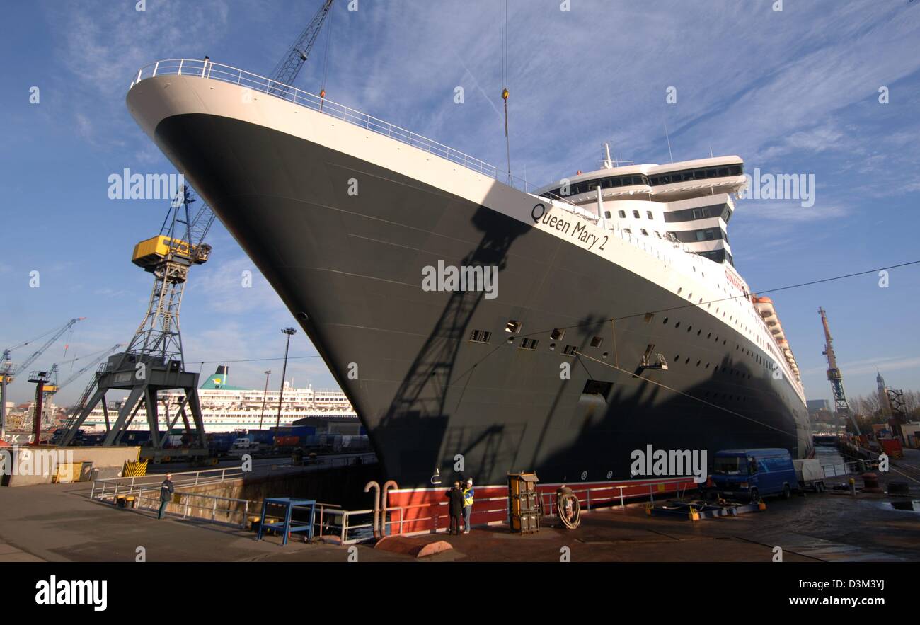 (Afp) - Le plus grand paquebot de croisière de luxe "Queen Mary 2" de la ligne Cunard entre dans dock Numéro 17 le chantier naval Blohm und Voss au port de Hambourg, Allemagne, le mercredi 09 novembre 2005. Le navire, qui a été construit en 2003, est arrivé pour un séjour de 11 jours au chantier naval Blohm und Voss pour un contrôle de routine. Cunard-Line a déclaré qu'en dehors de l'entretien régulier w Banque D'Images