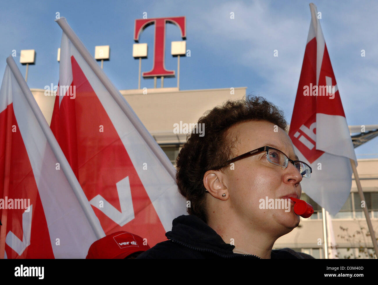 (Afp) - Les employés de la Telekom avec drapeaux et bannières de protestation contre le projet de réduction de l'emploi 32.000 employés en face de la société a son siège social à Bonn, en Allemagne, le mercredi 09 novembre 2005. Entre-temps Telekom président Ricke a annoncé lors d'une conférence de presse que l'entreprise a réalisé des bénéfices de 2,4 milliards d'euros au troisième trimestre. Photo : Felix Heyder Banque D'Images