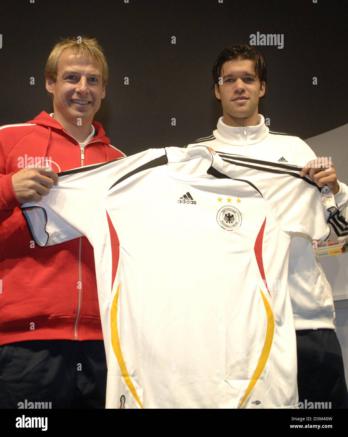 (Afp) - L'Entraîneur Jürgen Klinsmann (L) et Michael Ballack, capitaine de l'équipe nationale allemande de présenter le nouveau maillot de football Adidas à Cologne, Allemagne, le mercredi 09 novembre 2005. Photo : Achim Scheidemann Banque D'Images