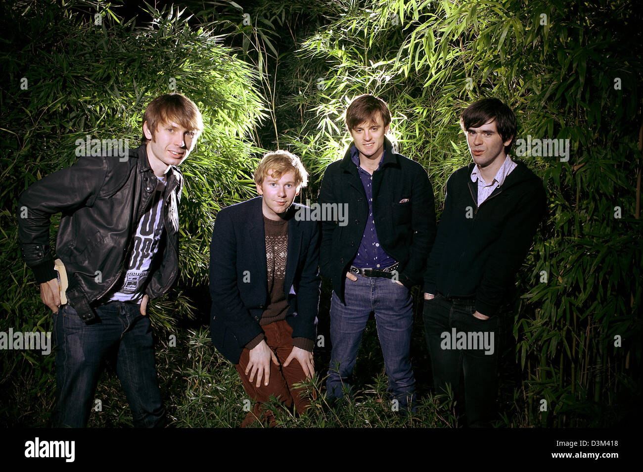 (Afp) - Les membres du groupe de rock Scottisch Franz Ferdinand Alexander Kapranos, Bob Hardy, Nick McCarthy et Paul Thompson (L-R) posent au jardin de bambous à Duesseldorf, Allemagne, dimanche 06 novembre 2005. Le groupe commence sa tournée de concerts à Düsseldorf et de leur nouvel album 'On pourrait faire tellement mieux". Photo : Andreas Jung Banque D'Images