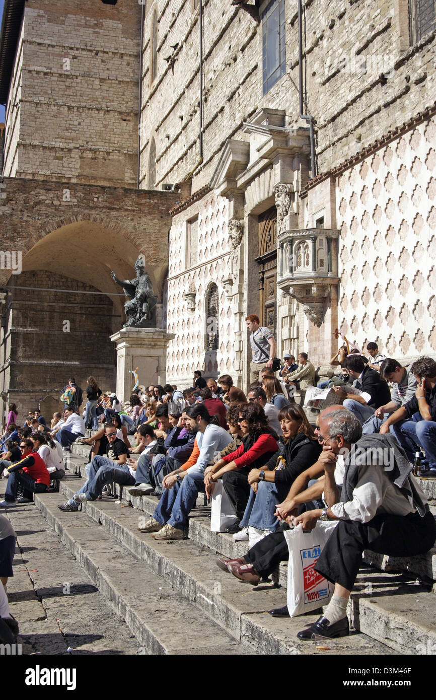 (Afp) - Les touristes et la population locale s'asseoir sur les marches de la cathédrale de la ville sur la Piazza IV Novembre à Pérouse, Italie, 15 octobre 2005. Photo : Lars Halbauer Banque D'Images