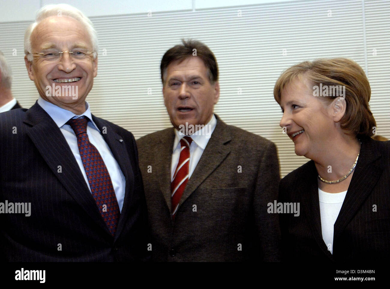 (Afp) - La Chancelière allemande désignée et présidente de la CDU Angela Merkel (R) se tient à côté d'Edmund Stoiber (L), premier ministre de l'état allemand de Bavière, et Michael Glos (C), chef de la CSU bavaroise, avant de la CDU/CSU au caucus le bâtiment du Reichstag à Berlin, Allemagne, le 13 novembre 2005. La faction de l'Union s'est réuni pour débattre de l'accord de coalition. Merkel a l'intention d'explique son Banque D'Images