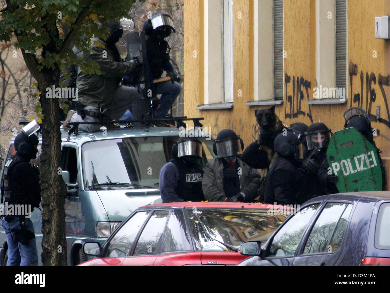 (Afp) - Une mission spéciale commando de la police ('SEK' raids) un appartement à Berlin Kreuzberg, l'Allemagne, le jeudi 17 novembre 2005. L'avance un homme menacé par téléphone pour faire sauter l'appartement. Cependant, la police a trouvé personne dans l'appartement. Photo : Grimm par les pairs Banque D'Images