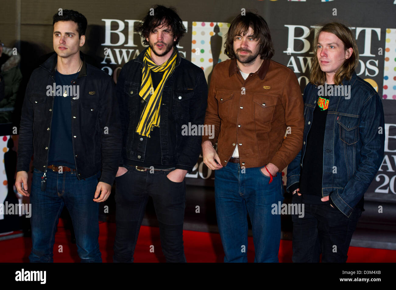 Arni Hjorvar (l-r), Pete Robertson, Justin Young et Freddie Cowan du groupe de rock indépendant britannique les vaccins arrivent à la Brit Awards 2013 à l'O2 Arena de Londres, Angleterre, le 20 février 2013. Photo : Hubert Boesl Banque D'Images