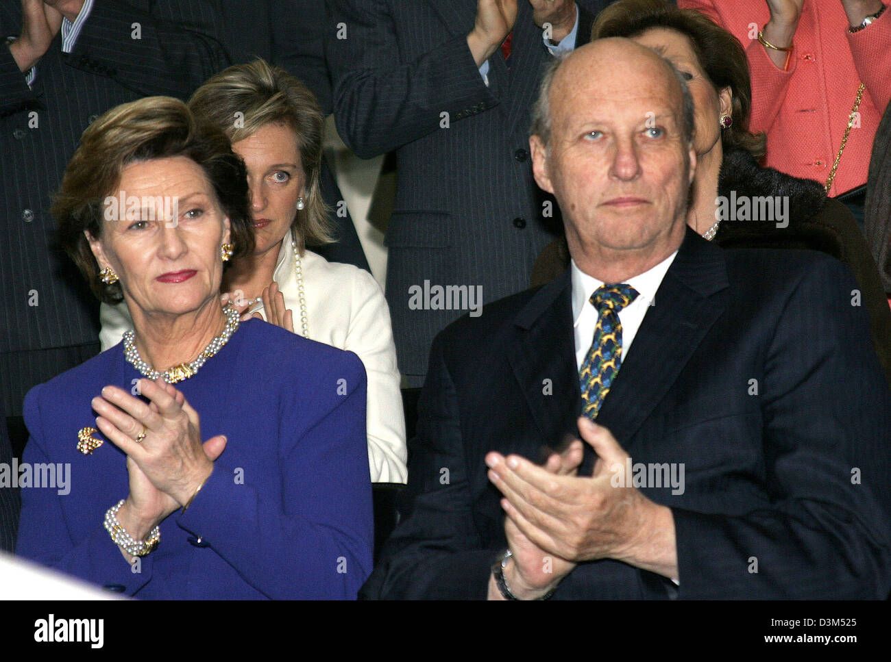 (Afp) - la reine Sonja (L) et le Roi Harald de Norvège tapez des mains qu'ils prennent part à une fonction de célébrer le 100e anniversaire de la Reine Astrid de Belgique à Bruxelles, Belgique, jeudi, 17 novembre 2005. Photo : Albert Nieboer Banque D'Images