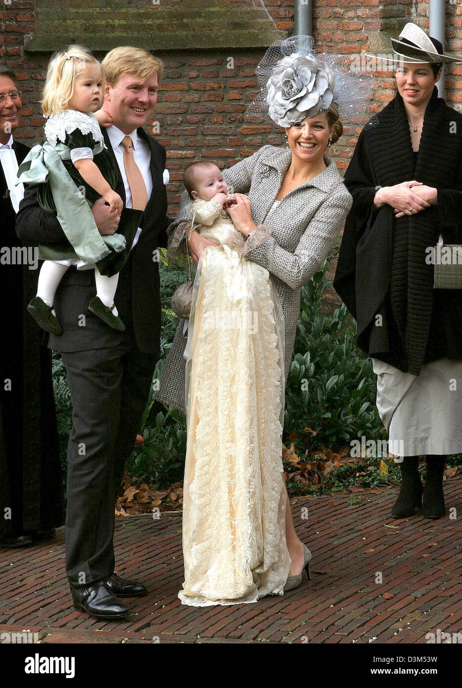(Afp) - Le Prince néerlandais Willem-Alexander photographié avec sa fille Amalia sur son bras et son épouse la princesse Alexia holding Maxima Princes, à Wassenaar, Pays-Bas, le 19 novembre 2005 . La princesse Alexia va être baptisted dans le Dorskerk à Wassenaar. (Pays-bas) Banque D'Images