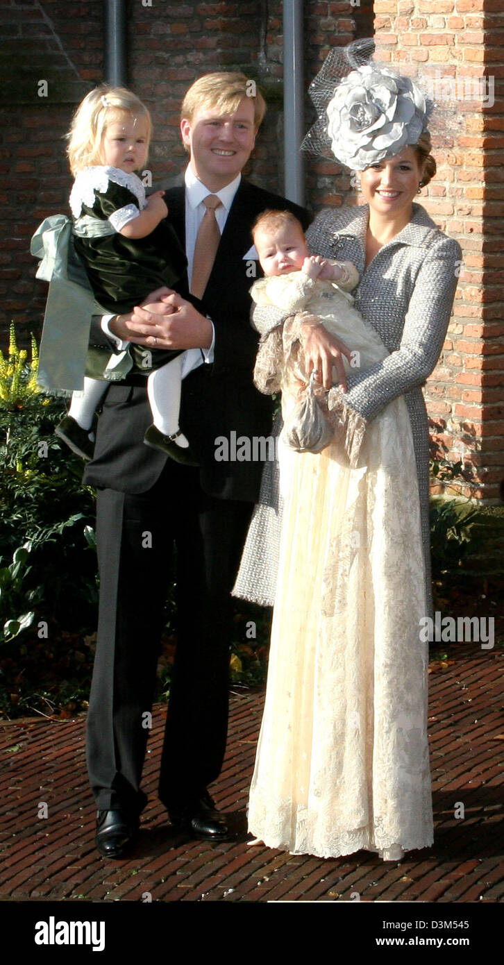 (Afp) - Le Prince néerlandais Willem-Alexander photographié avec sa fille Amalia sur son bras et son épouse la princesse Maxima holding La Princesse Alexia à Wassenaar, Pays-Bas, le 19 novembre 2005. La princesse Alexia est baptisé dans le Dorskerk à Wassenaar. (Pays-bas) Banque D'Images