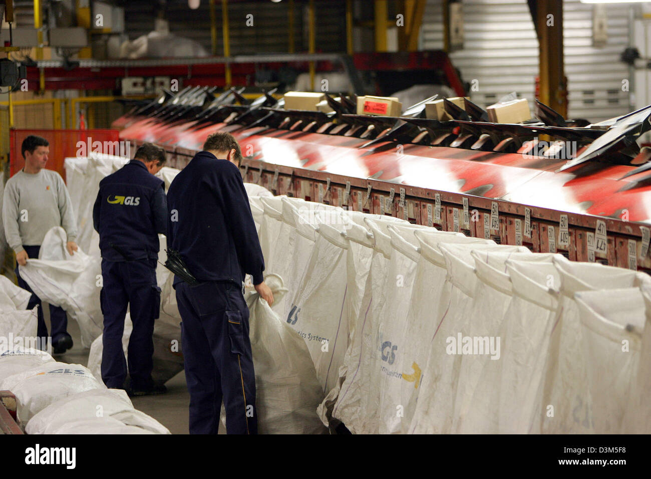 (Afp) - Le personnel de la parcel Service général de systèmes de logistique (GLS) trient les paquets et colis à l'expédition à Ascheberg, Allemagne, mardi, 22 novembre 2005. Le siège social de l'Europe troisième plus grande de services d'expédition est situé à Ascheberg. Photo : Uwe Zucchi Banque D'Images