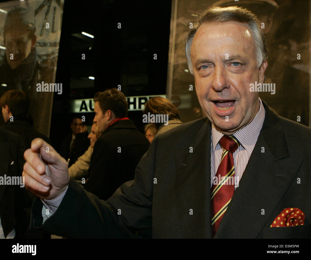 (Afp) - Le ministre d'Etat aux affaires culturelles Bernd Neumann (CDU) des gestes et des sourires à l'événement phare du film 'Merry Christmas' à Berlin, Allemagne, le mercredi 23 novembre 2005. Le film présente l'histoire vraie d'un armistice spontanée entre les Français et les soldats écossais au cours de la Première Guerre mondiale à la frontière de l'Ouest en décembre 1914. Le film hits salles le 21 novembre 2005. Phot Banque D'Images