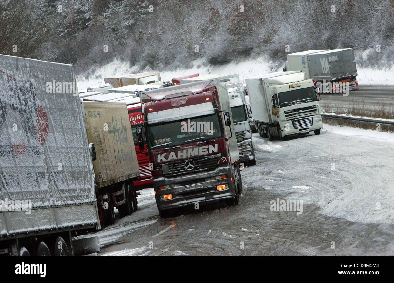 (Afp) - l'image montre embouteillage dû à la glace noire sur l'autoroute A7 entre Kassel et Wuerzburg à quitter Homberg/Efze, Allemagne, début Vendredi, 25 novembre 2005. Un lourd début de l'hiver ont perturbé la circulation sur autoroute dans la partie nord de l'état fédéral de Hesse. Photo : Uwe Zucchi Banque D'Images