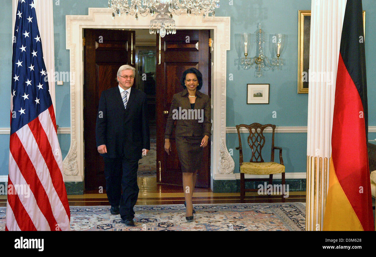 (Afp) - Le ministre allemand des affaires étrangères, Frank-Walter Steinmeier (L) des sociaux-démocrates (SPD) et la secrétaire d'État américaine Condoleezza Rice sourire alors qu'ils arrivent pour un photocall à Washington DC, le mardi 29 novembre 2005. Au cours de sa visite de deux jours aux États-Unis, M. Steinmeier a rencontré également le Secrétaire général de l'Organisation des Nations Unies, Kofi Annan. Photo : Tim Brakemeier Banque D'Images