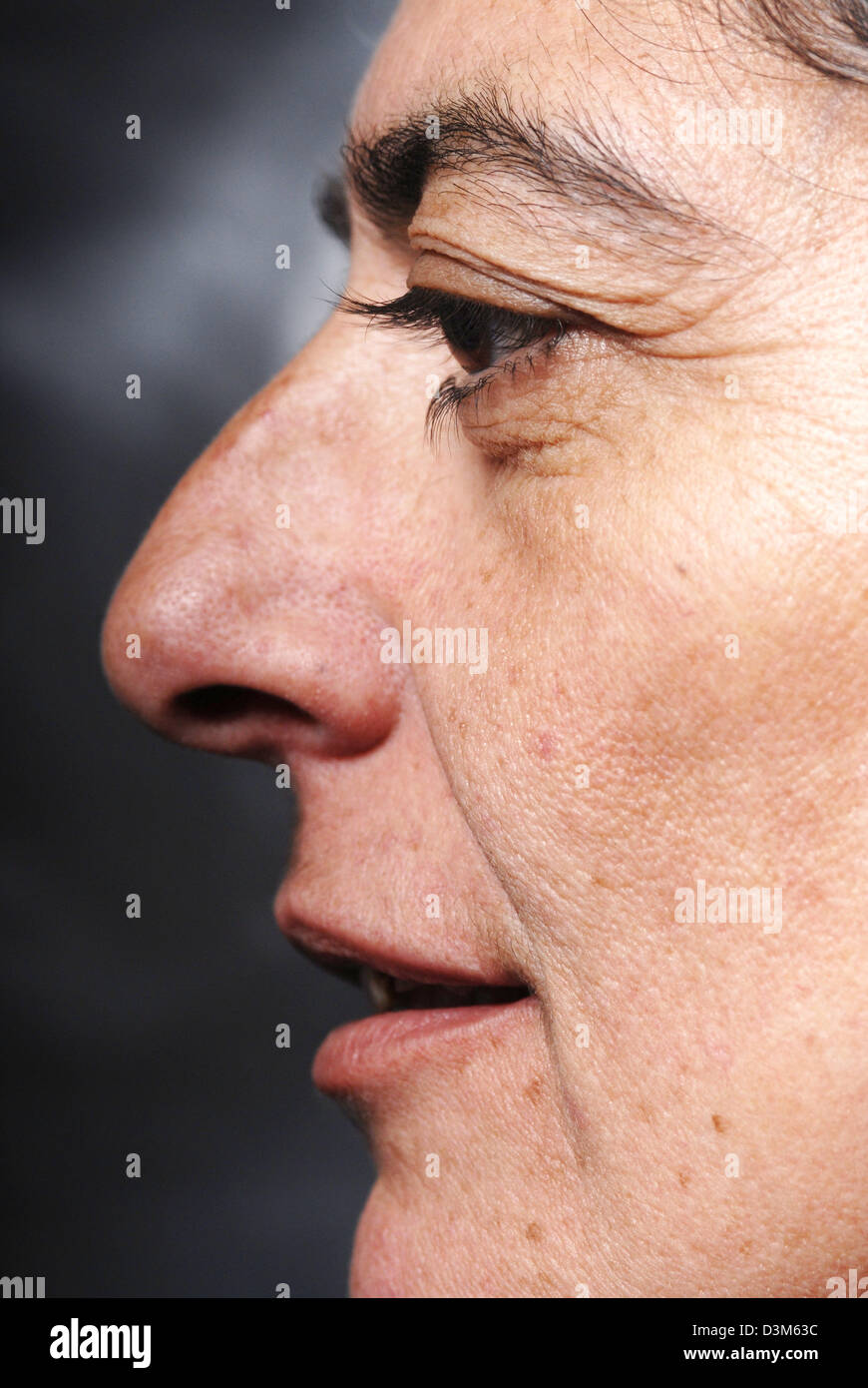 Visage d'une femme de 50 ans yeux rides onglets profil nez lèvres peau  sourcils Photo Stock - Alamy