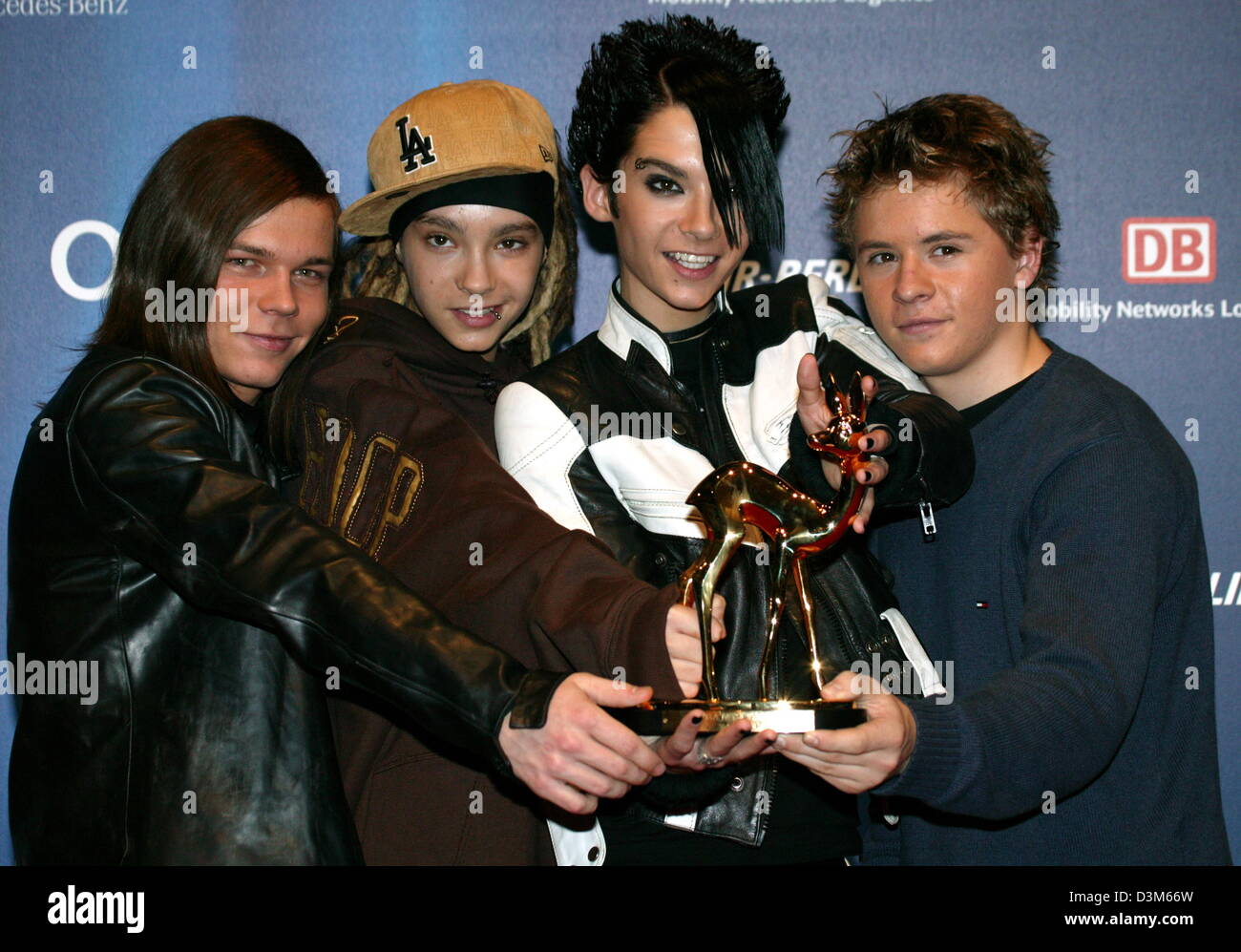 (Afp) - Les membres de la bande de la bande pop allemand Tokio Hotel posent avec leur trophée Bambi Bambi lors de la remise des prix de la foire de l'ICM de Munich, Allemagne, jeudi, 01 décembre 2005. A-list et B-liste des célébrités est arrivé à la 57ème Bambi Prix montrent notamment autour de 1 000 invités du monde de l'entreprise, la société, la politique et les médias. C'est la première fois en 10 Banque D'Images