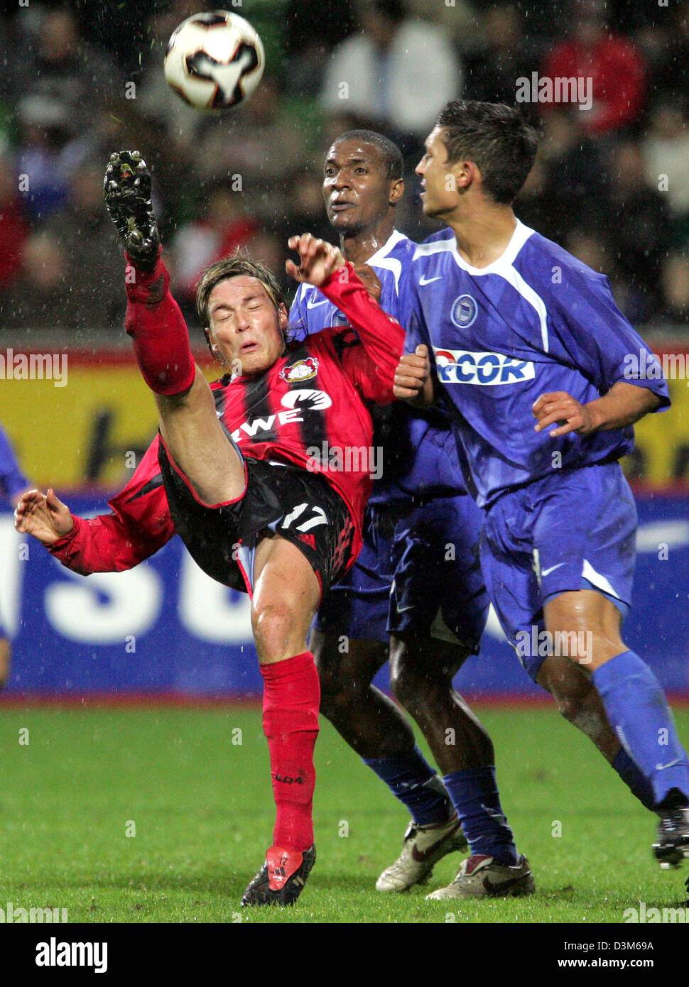 (Afp) - L'Leverkusen Clemens Fritz (L) et les joueurs de Berlin Gilberto et Malik Fathi lutte pour le ballon pendant le match de football Bundesliga Bayer 04 Leverkusen vs Hertha BSC Berlin au Bay arena de Leverkusen, Allemagne, 04 décembre 2005. (Attention : DE NOUVELLES CONDITIONS D'EMBARGO ! Le LDF a interdit la publication et l'utilisation des images pendant le jeu y compris la mi-temps Banque D'Images