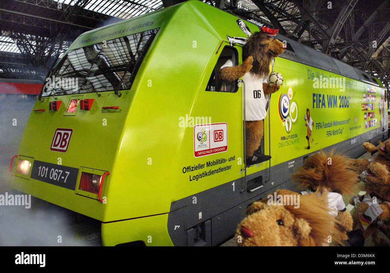 (Afp) - La mascotte Goleo VI arrive avec la Coupe du Monde 2006 train à la gare centrale de Leipzig, Allemagne, mercredi, 07 décembre 2005. La Deutsche Bahn (DB) est l'un des six auteurs de la Coupe du Monde en Allemagne et a présenté le moteur avec les logos de la Coupe du Monde 2006 à Leipzig avec Goleo aujourd'hui, vendredi. Le moteur, de la série 101 Banque D'Images