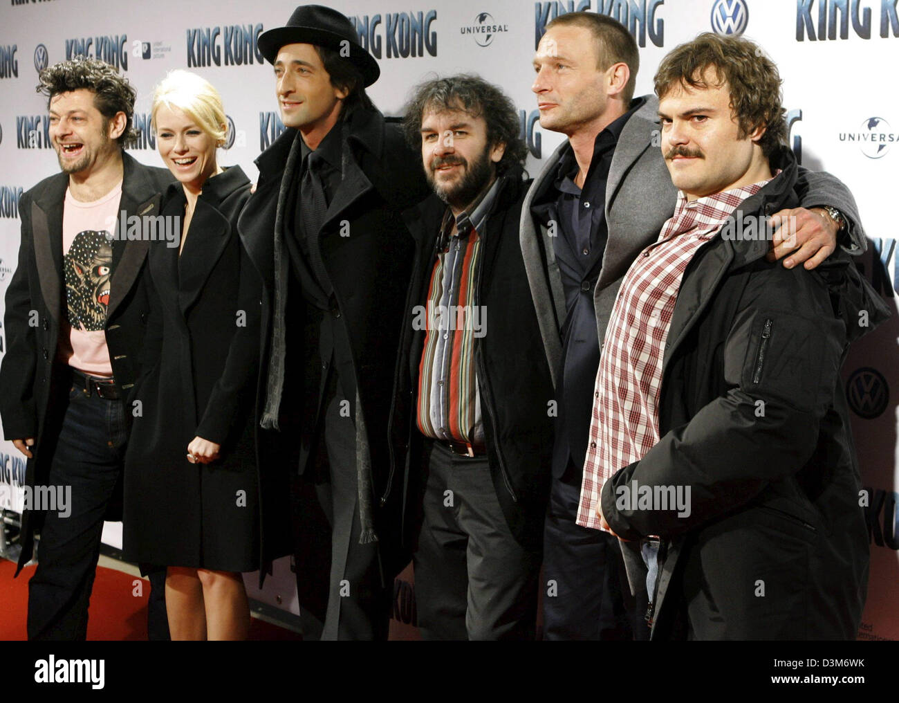 (Afp) - Le Réalisateur Peter Jackson (3e à partir de la R) et acteurs Andy Serkis, Naomi Watts, Adrien Brody, Thomas Kretschmann et Jack Black (L-R) présentent au cours de la cérémonie des European Film premiere de 'King Kong' à la place de cinéma à Postsdamer à Berlin, Allemagne, le mercredi 07 décembre 2005. Les coûts pour le remake du film classique de 1933 sont comptabilisés avec 207 millions d'euros. Le film sera b Banque D'Images