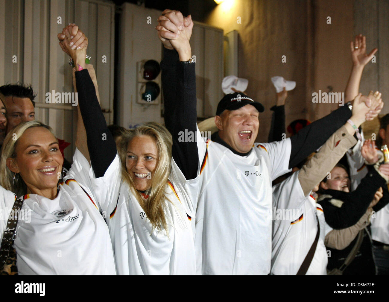 (Afp) - L'ancien pro boxe Axel Schulz (R) s'associe à une chaîne humaine le centre-ville de Leipzig, Allemagne, 08 décembre 2005. L 'équipe nationale la plus importante de tous les temps" s'est félicité de l'symboliquement 32 équipes qualifiées pour la Coupe du Monde de Football de 2006. Le jour avant la Coupe du Monde 2006 tableau principal au nouveau parc locaux, le soi-disant 'Welcome Day', un circuit de quatre kilomètres avec les secteurs marqués Banque D'Images