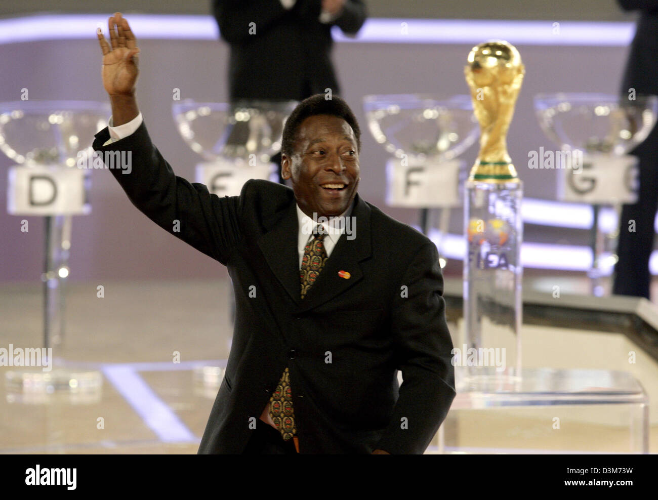 (Afp) - La légende du football brésilien Pelé qui a remporté le titre de champion du monde de football monte sur scène trois fois avec les applaudissements de l'audience durant le tableau principal de la Coupe du Monde de soccer 2006 à Leipzig, en Allemagne, vendredi, 09 décembre 2005. Photo : Grimm par les pairs Banque D'Images