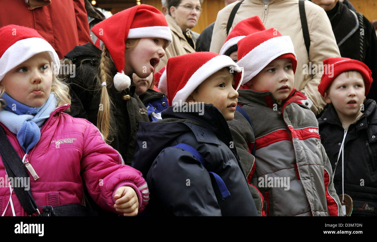 (Afp) - La photo montre un groupe d'enfants portant des chapeaux de Père Noël typique sur un marché de Noël dans un centre commercial situé à Oberhausen, Allemagne, le mercredi 14 décembre 2005. Photo : Roland Weihrauch Banque D'Images