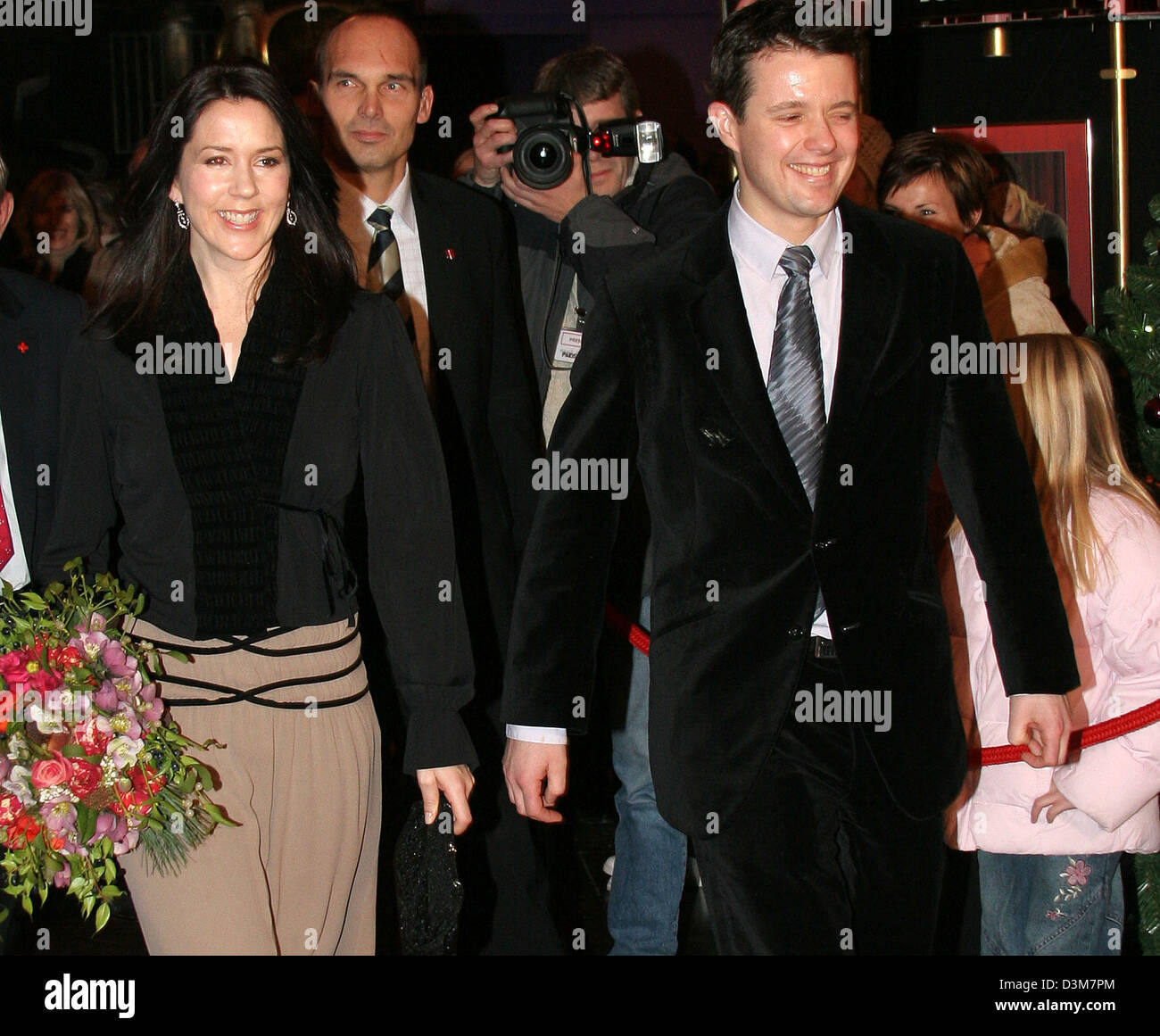 (Afp) - Le Prince héritier Frederik et la princesse Mary assister à un concert de charité de la Croix-Rouge pour les victimes du séisme au Pakistan au Cirkusbygningen, l'un des célèbres théâtres, à Copenhague, Danemark, 18 décembre 2005. C'est une des premières fois que la Princesse est en public après avoir donné naissance à leur fils. (Pays-bas) Banque D'Images