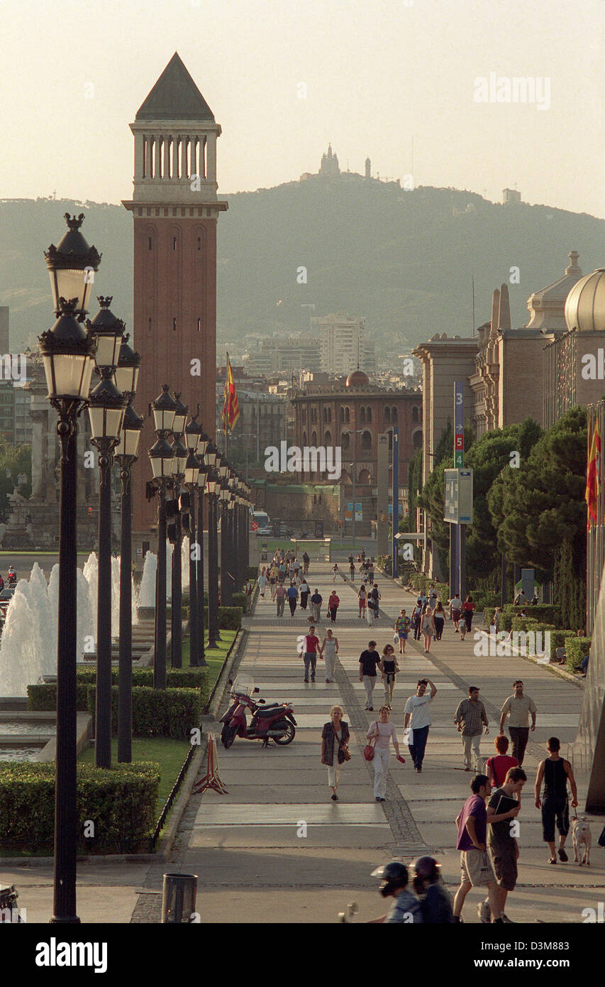 (Afp) - l'image montre l'avenue Avinguda de la Reina Maria Cristina à Barcelone, Espagne, 21 juin 2005. Photo Thorsten Lang Banque D'Images