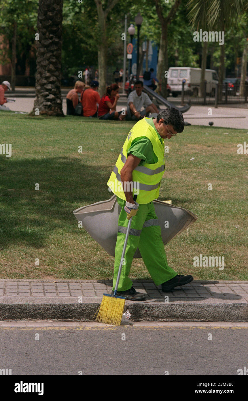 (Afp) - La photo montre un des nombreux employés du ministère de l'assainissement des CNeta «dans un parc à la Rambla de Santa Monica à Barcelone, Espagne, 21 juin 2002. Photo : Thorsten Lang Banque D'Images