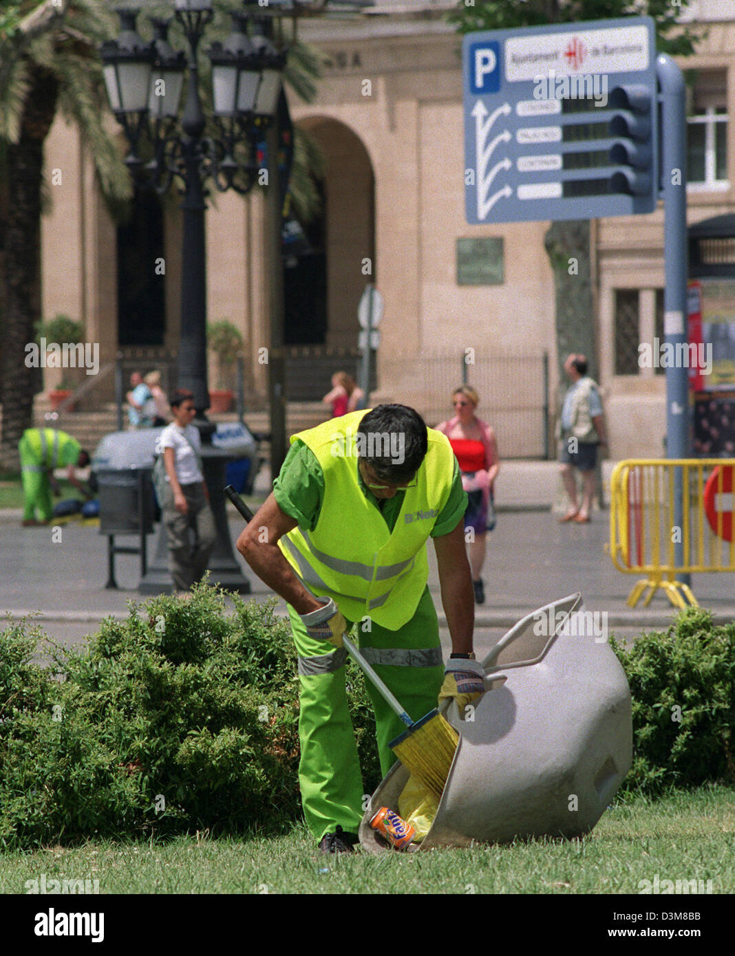 (Afp) - La photo montre un des nombreux employés du ministère de l'assainissement des CNeta «dans un parc à la Rambla de Santa Monica à Barcelone, Espagne, 21 juin 2002. Photo : Thorsten Lang Banque D'Images