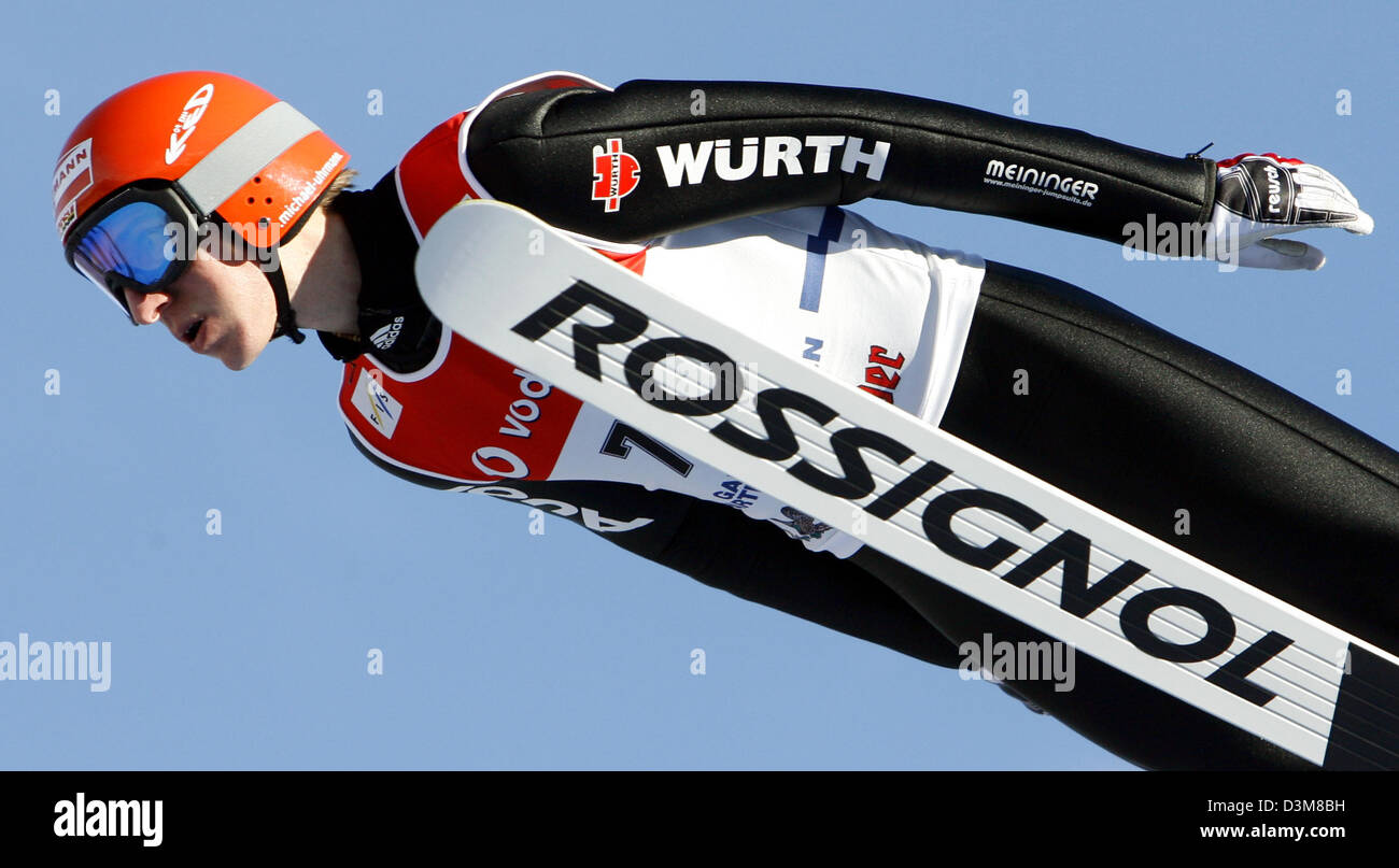 (Afp) - L'Allemand Michael Uhrmann ski vole depuis les Jeux Olympiques le saut à ski hill au cours de la pratique pour le 2e saut de la 54e tournoi quatre collines à Garmisch-Partenkirchen, Allemagne, 31 décembre 2005. Photo : Peter Kneffel Banque D'Images
