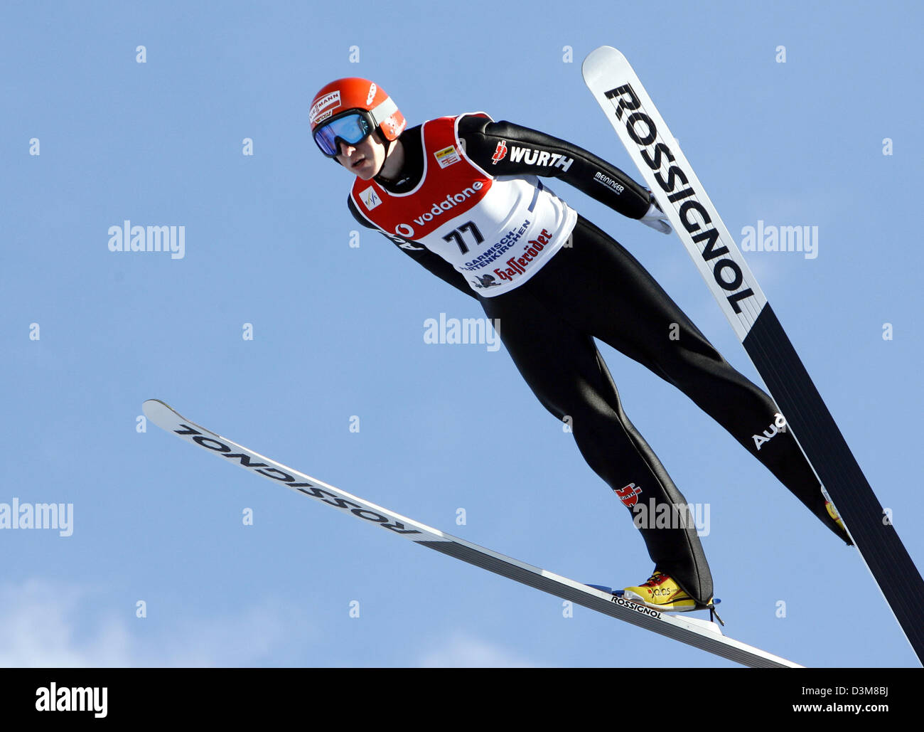(Afp) - L'Allemand Michael Uhrmann ski vole depuis les Jeux Olympiques le saut à ski hill au cours de la pratique pour le 2e saut de la 54e tournoi quatre collines à Garmisch-Partenkirchen, Allemagne, 31 décembre 2005. Photo : Peter Kneffel Banque D'Images