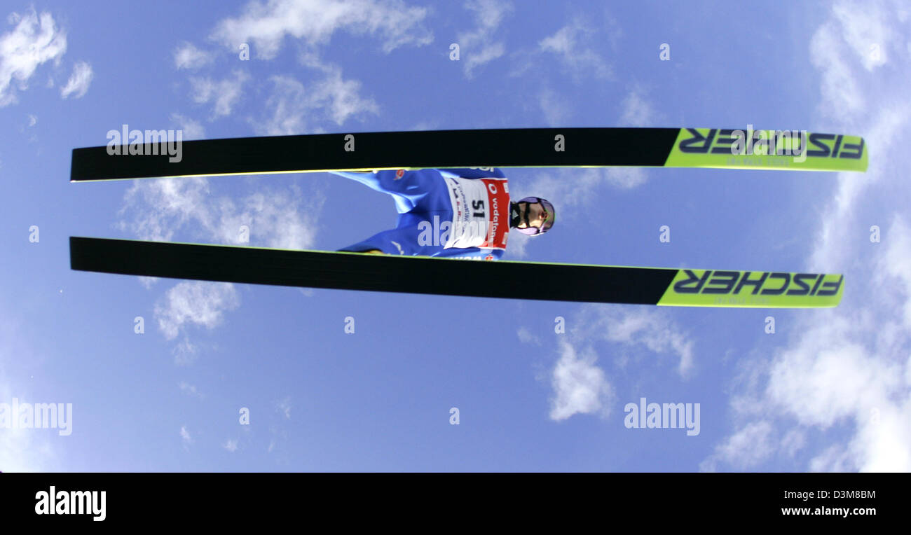 (Afp) - sauteur à ski allemand Martin Schmitt vole depuis les Jeux Olympiques le saut à ski hill au cours de la pratique pour le 2e saut de la 54e tournoi quatre collines à Garmisch-Partenkirchen, Allemagne, 31 décembre 2005. Photo : Matthias Schrader Banque D'Images