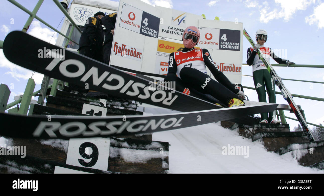 (Afp) - sauteur à ski allemand Georg Spaeth se prépare pour son saut au cours de la pratique pour le 2e saut de la 54e tournoi quatre collines à Garmisch-Partenkirchen, Allemagne, 31 décembre 2005. Photo : Matthias Schrader Banque D'Images