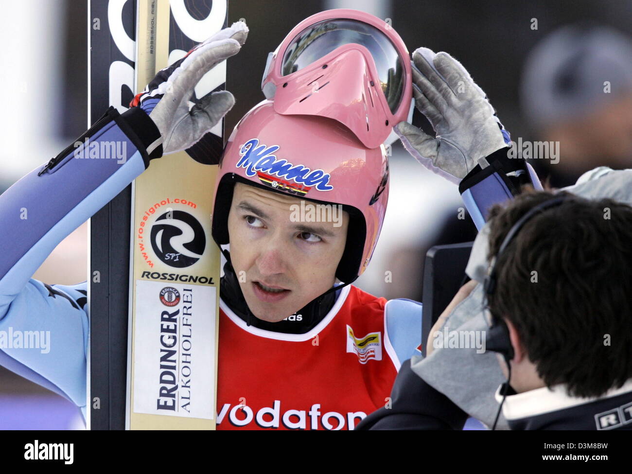 (Afp) - sauteur à ski allemand Georg Spaeth enlève ses lunettes après la pratique pour le 2e saut de la 54e tournoi quatre collines aux Jeux Olympiques le saut à ski hill à Garmisch-Partenkirchen, Allemagne, 31 décembre 2005. Photo : Matthias Schrader Banque D'Images