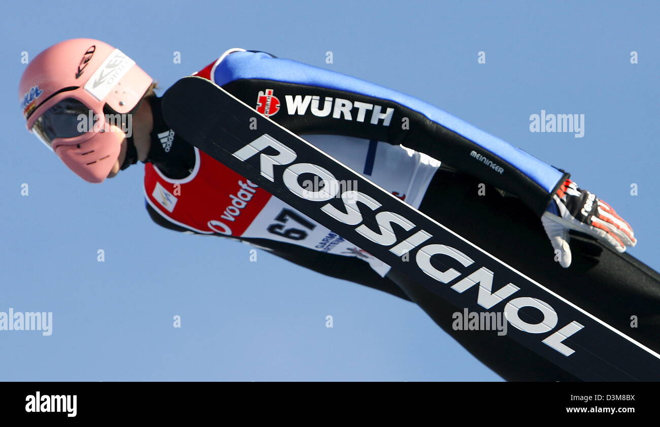 (Afp) - sauteur à ski allemand Georg Spaeth vole depuis les Jeux Olympiques le saut à ski hill au cours de la pratique pour le 2e saut de la 54e tournoi quatre collines à Garmisch-Partenkirchen, Allemagne, 31 décembre 2005. Photo : Peter Kneffel Banque D'Images