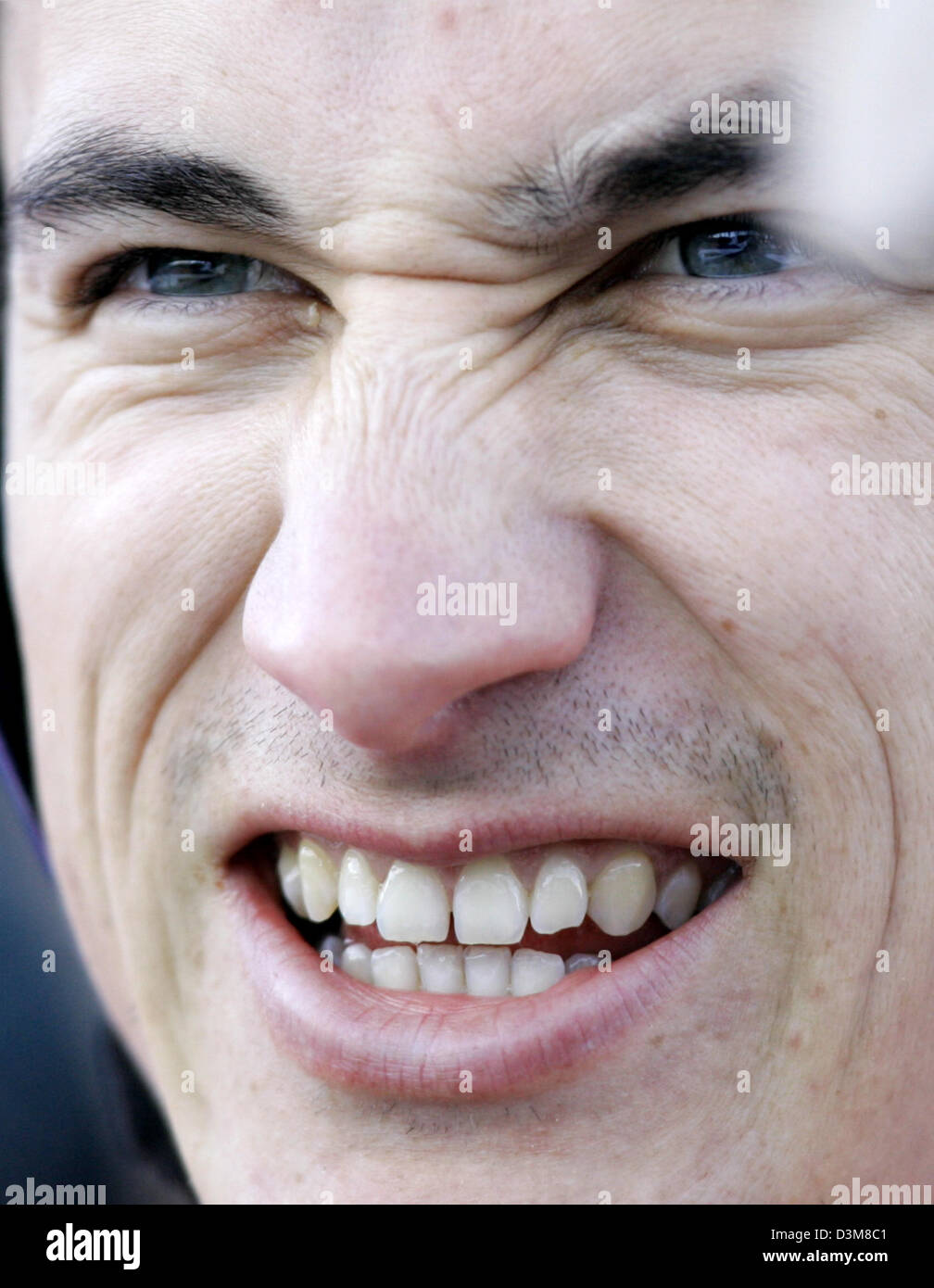 (Afp) - sauteur à ski allemand Martin Schmitt photographiés au cours de la pratique pour le 2e saut de la 54e tournoi quatre collines aux Jeux Olympiques le saut à ski hill à Garmisch-Partenkirchen, Allemagne, 31 décembre 2005. Schmitt a connu un fiasco : il a abandonné au cours de la qualification pour la nouvelle année, le saut à 106 mètres. Entraîneur Fédéral allemand est Rohwein maintenant penser à prendre Schmitt Banque D'Images