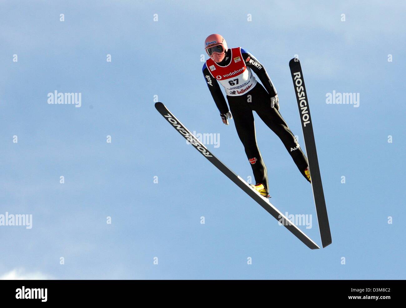 (Afp) - sauteur à ski allemand Georg Spaeth vole depuis les Jeux Olympiques le saut à ski hill au cours de la pratique pour le 2e saut de la 54e tournoi quatre collines à Garmisch-Partenkirchen, Allemagne, 31 décembre 2005. Spaeth a jusqu'ici été couronnée de succès : il a sauté 121 mètres au cours de la qualification pour la nouvelle année, le saut et était donc le meilleur cavalier de l'Association de ski allemande. Photo : Peter Kneff Banque D'Images