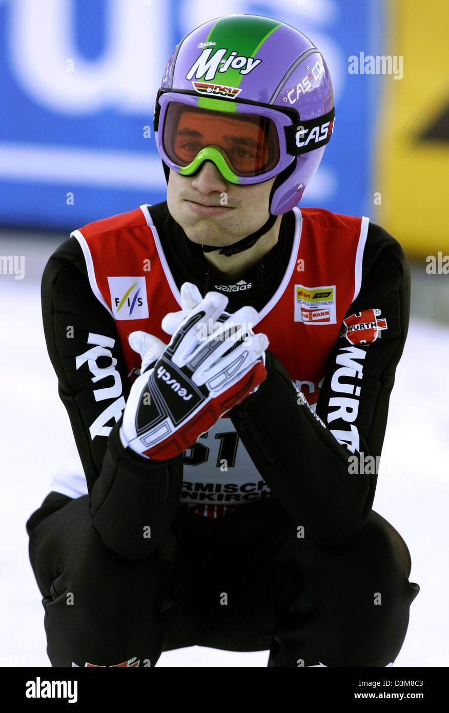 (Afp) - sauteur à ski allemand Martin Schmitt photographiés au cours de la pratique pour le 2e saut de la 54e tournoi de quatre collines les Jeux Olympiques le saut à ski hill à Garmisch-Partenkirchen, Allemagne, 31 décembre 2005. Schmitt a connu un fiasco : il a abandonné au cours de la qualification pour la nouvelle année, le saut à 106 mètres. Entraîneur Fédéral allemand est Rohwein maintenant penser à prendre Schmi Banque D'Images