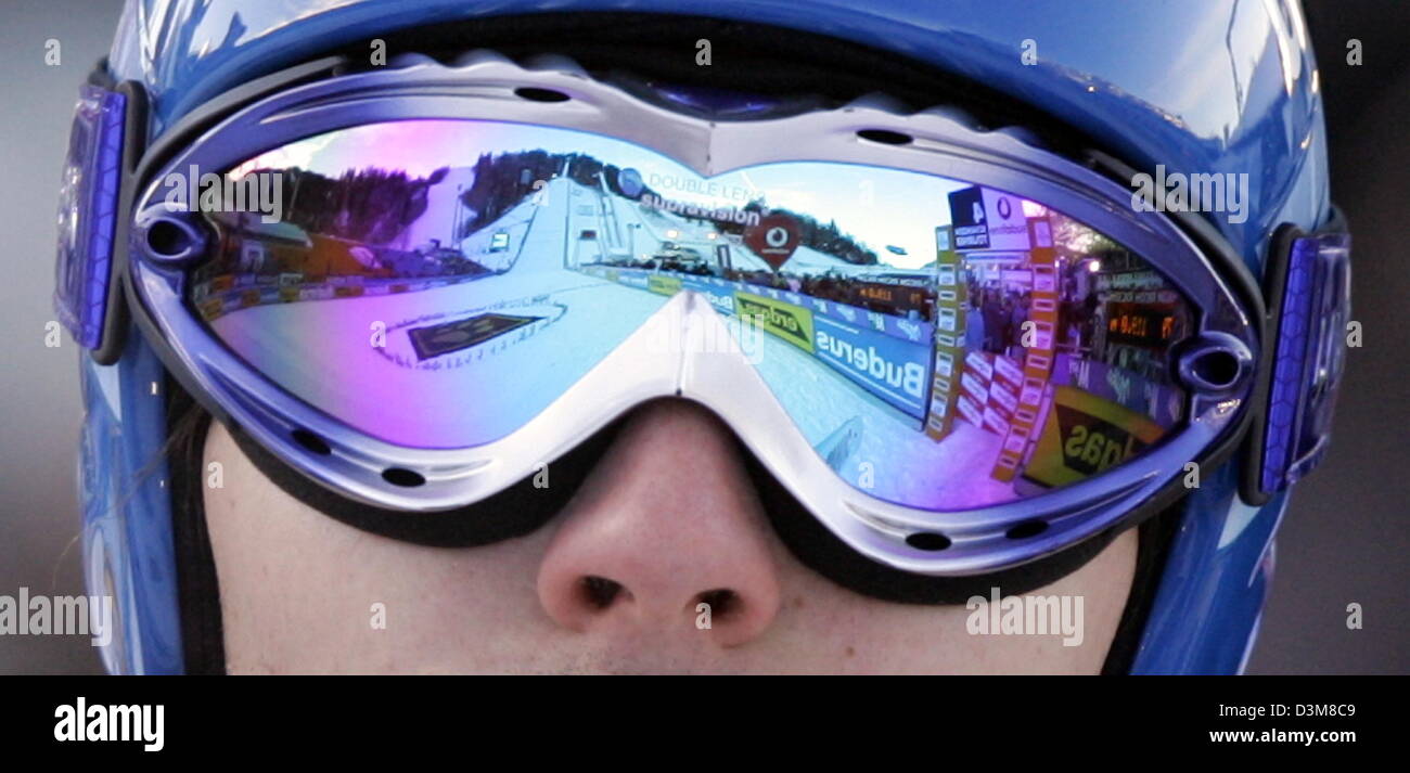 (Afp) - La marge de la station de ski et le stade de saut à ski olympique hill se reflètent dans les lunettes de ski Janne Ahonen terminer au cours de la pratique pour le 2e saut de la 54e tournoi quatre collines à Garmisch-Partenkirchen, Allemagne, 31 décembre 2005. Photo : Matthias Schrader Banque D'Images