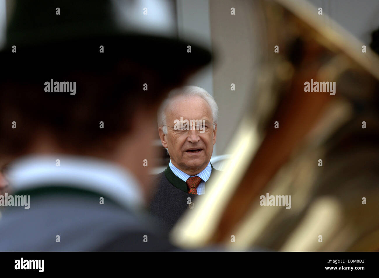 (Afp) - Le Premier Ministre bavarois Edmund Stoiber est à l'écoute de la bande de la ville de sa ville natale Wolfratshausen, près de Munich, Allemagne, 1 janvier 2006. Un groupe joue traditionnellement en face de Stoiber accueil le Nouvel An de l'an. Photo : Frank Leonhardt Banque D'Images