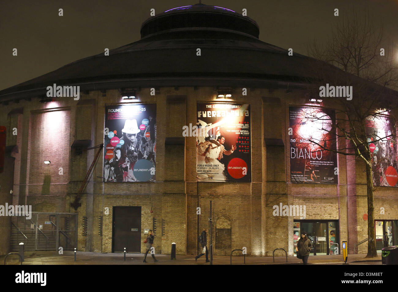 Roundhouse de Camden, à Londres, de nuit. Banque D'Images