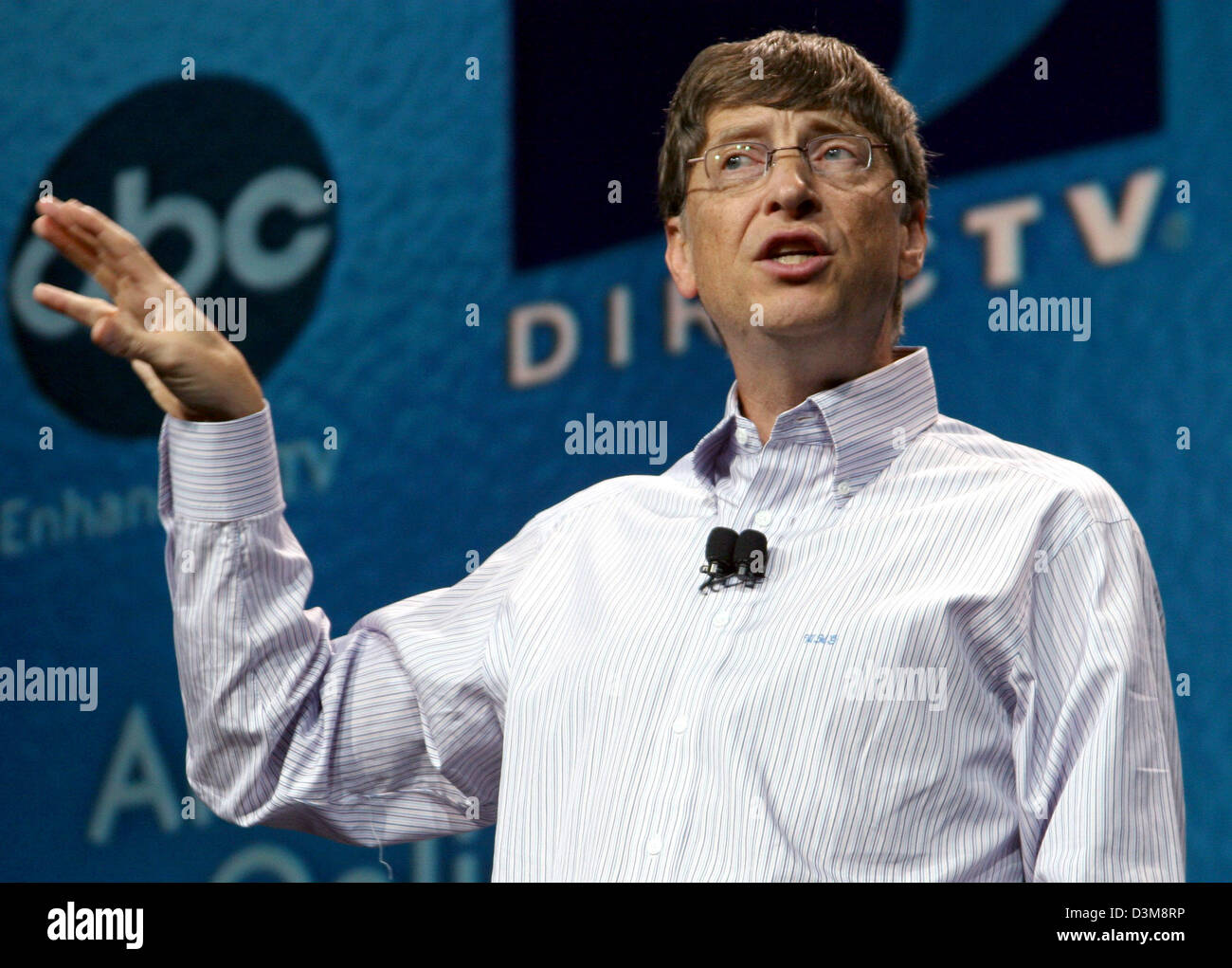 (Afp) - Bill Gates, fondateur de Microsoft au cours des gestes de l'ouverture du Consumer Electronics Show (CES) de Las Vegas, USA, le mercredi 04 janvier 2006. Le CES est le plus grand salon d'électronique grand public. Lors de la cérémonie d'Gates a également présenté un premier aperçu du nouveau système de Microsoft Windows Vista logiciel «', qui sera dans les magasins le deuxième semestre de 2006. Avec le Banque D'Images