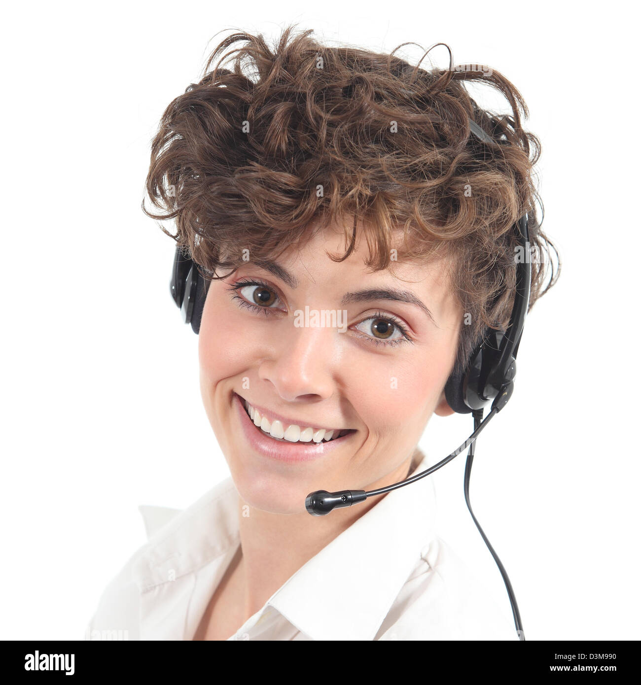 Belle et heureuse femme téléphoniste dans un contexte isolé blanc Banque D'Images