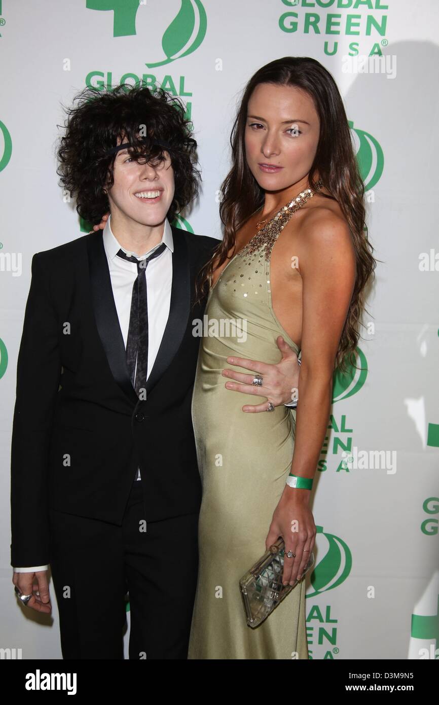 Singer Laura Pergolizzi aka L. P. (l) et d'arriver à Global Green USA's 10th Anniversary Pre-Oscar Party at Avalon à Los Angeles, USA, le 20 février 2013. Photo : Hubert Boesl Banque D'Images